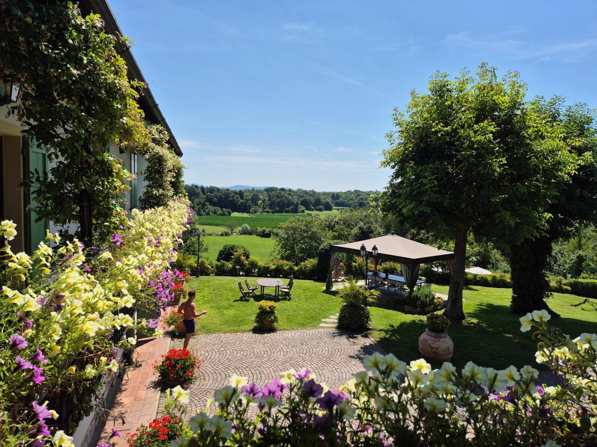 Casale Raffaello B&B Como Albese Con Cassano Exterior photo